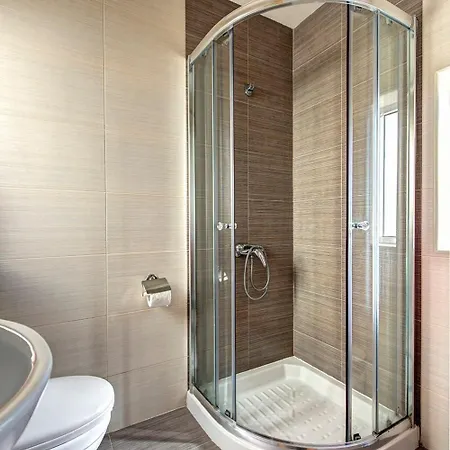 Serene & Penthouses In شقة